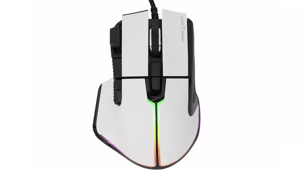Hern&aacute; my&scaron; White Shark MARROK GM-9006 white RGB v akcii počas hrania, demon&scaron;truj&uacute;ca vysok&uacute; presnosť optick&eacute;ho sn&iacute;mača a ergonomick&yacute; tvar